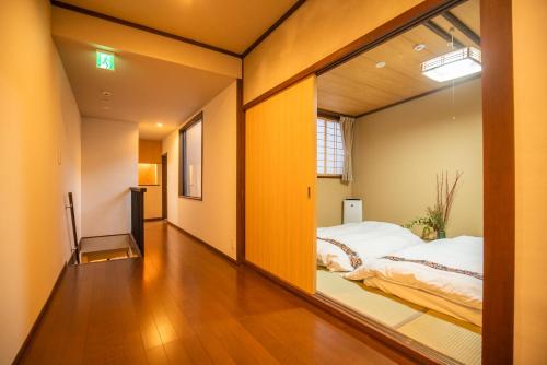 a room with a bed and a large mirror at 喜楽・翡翠 in Kyoto