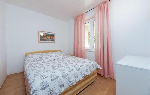 - une chambre avec un lit et une fenêtre dans l'établissement Beautiful Apartment In Nin With Wifi, à Nin