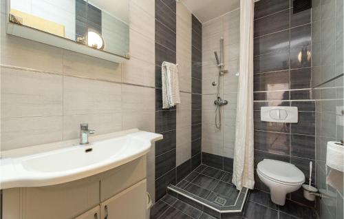 La salle de bains est pourvue d'un lavabo et de toilettes. dans l'établissement Beautiful Apartment In Nin With Wifi, à Nin