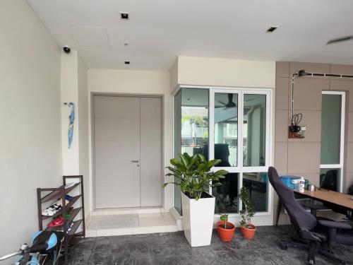 an office with a desk and a table and chairs at Jenjarom Cozy House FREE PARKING in Jenjarum