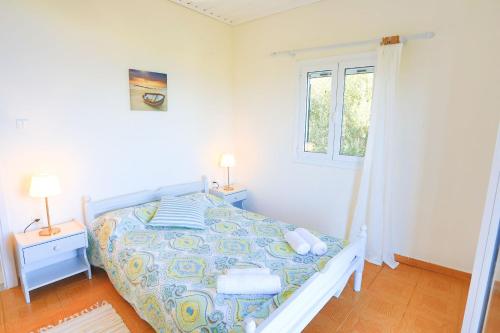 Ένα ή περισσότερα κρεβάτια σε δωμάτιο στο Antigoni Villas