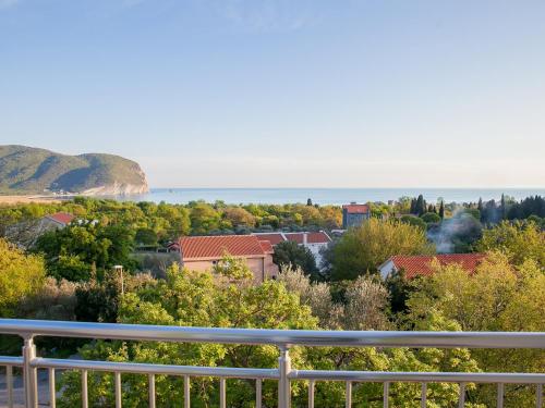 einen Blick vom Balkon einer Stadt mit Bäumen in der Unterkunft Pansion Nobel in Petrovac na Moru