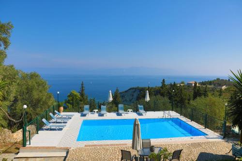 Πισίνα στο ή κοντά στο Antigoni Villas