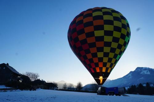 a hot air balloon in the snow at sunset at Hof zur Steinwänd in Micheldorf in Oberösterreich