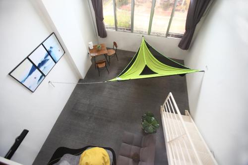 eine Aussicht auf ein Zelt in einem Zimmer in der Unterkunft Private 100 inches Screen Cinema at CEO Penang in Bayan Lepas
