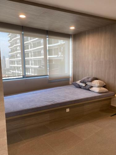 Postel nebo postele na pokoji v ubytování Datum Jelatek Sky Residence KLCC SkyRing Linked to LRT and Mall