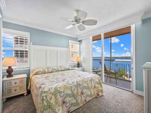 Schlafzimmer mit einem Bett und Meerblick in der Unterkunft Estero Island Beach Villas 706, 2 BR, Penthouse, Gulf Front, Pool, Sleeps 6 in Fort Myers Beach