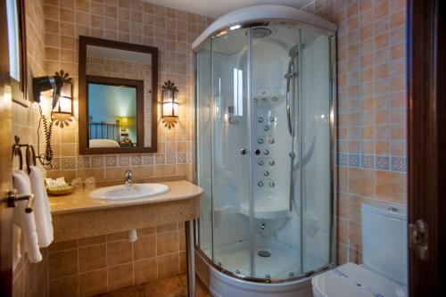 uma casa de banho com um chuveiro e um lavatório. em Hotel Moya em Honrubia