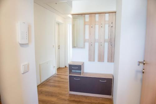 um quarto com uma secretária e um espelho. em homy Central City Oasis in Dornbirn em Dornbirn