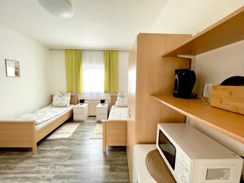 ein kleines Wohnzimmer mit einem Sofa und einem TV in der Unterkunft SmartRooms24 in Villach