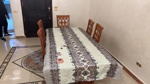 einen Tisch mit einem Tischtuch darüber in der Unterkunft 84 جسر السويس الدور 6 in Kairo