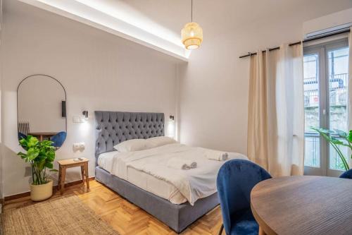 um quarto com uma cama grande e uma mesa em Blue Truffle em Atenas
