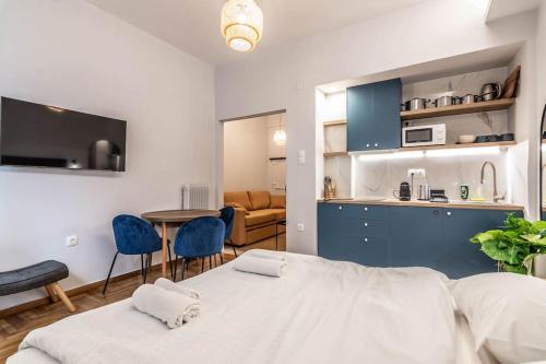 um quarto com uma cama, uma mesa e uma cozinha em Blue Truffle em Atenas