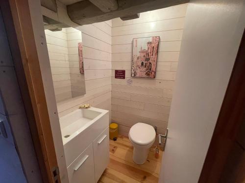 a bathroom with a toilet and a tub and a sink at Gîte du vignoble proche de Chablis in Saint-Bris-le-Vineux