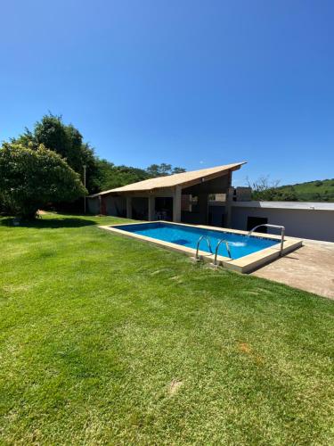 une maison avec une piscine dans une cour dans l'établissement Chacara Pe. Cicero, à Triunfo