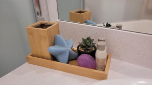 eine Holzkiste mit Figuren vor einem Spiegel in der Unterkunft PLATAN Apartment in Salou