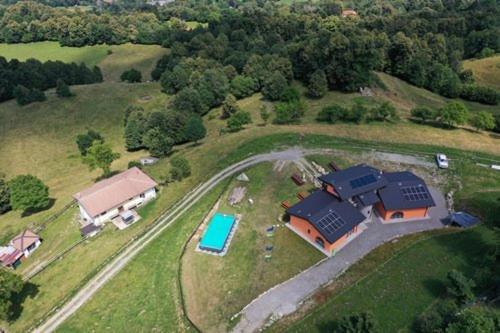 een luchtzicht op een groot landgoed met een huis bij Agriturismo Baita Bavè in San Fedele Superiore