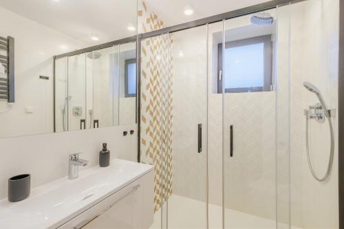 Kúpeľňa v ubytovaní REZYDENCJA ORNAK 5 - stylowe apartamenty z balkonami i jacuzzi, 5 min pieszo do Krupówek, IZBY PODHALAŃSKIE