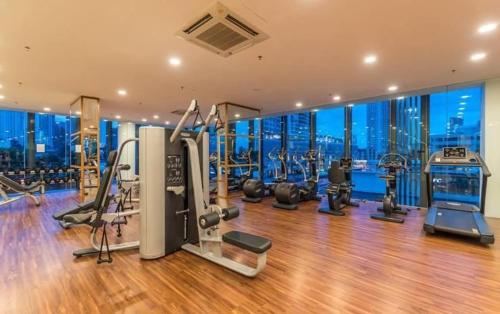 einen Fitnessraum mit Trainingsgeräten und Stadtblick in der Unterkunft Family Seaview Suite with 3 Rooms by The Only Bnb in Tanjong Tokong