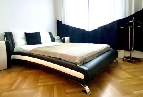 Un pat sau paturi într-o cameră la Klagenfurt City Center Apartment