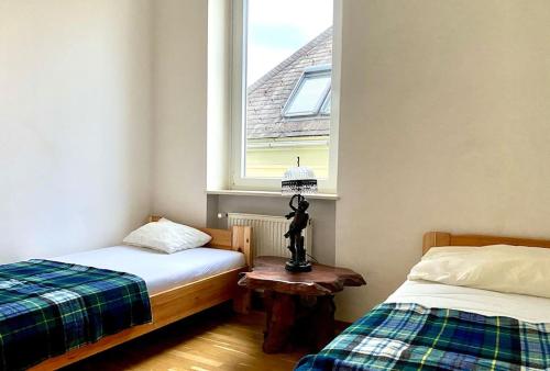 Un pat sau paturi într-o cameră la Klagenfurt City Center Apartment