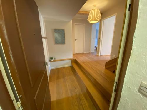 un couloir vide d'une maison revêtue de parquet dans l'établissement Annecy City, au cœur de la vieille ville, à Annecy
