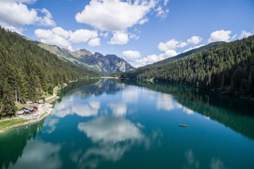 a view of a lake in the middle of a forest at Chalet mit Kino und Jacuzzi in Gsteig b. Gstaad in Gsteig