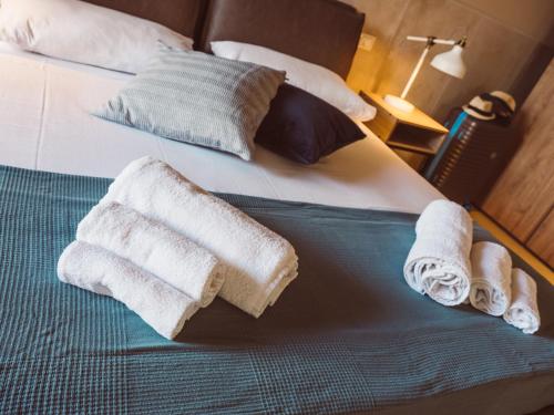 a hotel room with two towels on a bed at B&B Casa di Gio' in Tiggiano