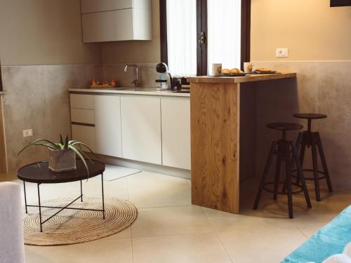 a kitchen with a counter and stools in a room at B&B Casa di Gio' in Tiggiano