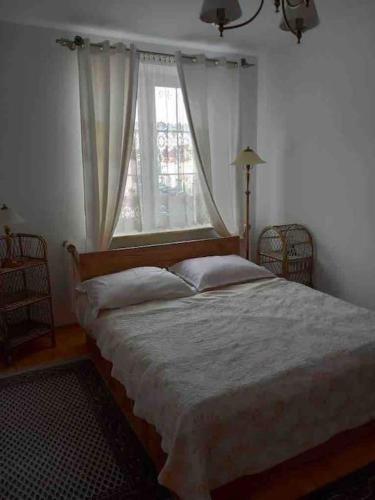 una camera da letto con un grande letto e una finestra di Apartament 65 m2 w centrum Łowicza a Łowicz