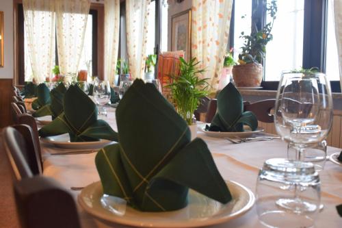 Un restaurante u otro lugar para comer en Albergo Canella