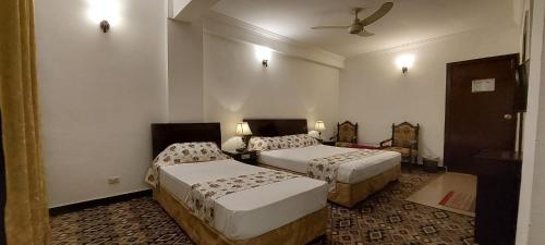 Postel nebo postele na pokoji v ubytování Grace Crown Hotel