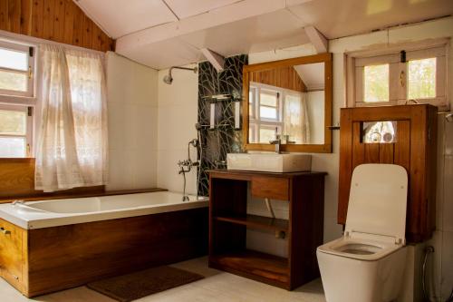 La salle de bains est pourvue d'une baignoire, de toilettes et d'un lavabo. dans l'établissement KEN & TWILL, à Shillong