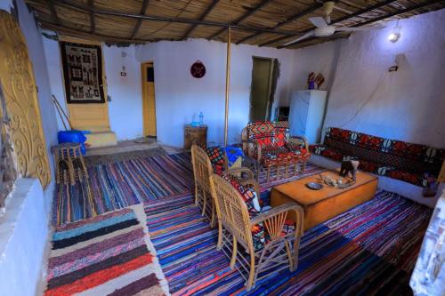 Nubian studio في أسوان: غرفة معيشة مع أريكة وطاولة وكراسي
