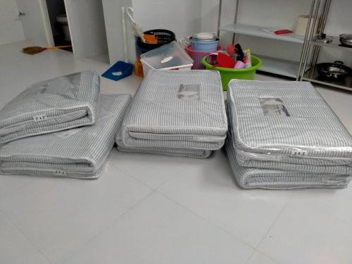 three metal trays sitting on a white floor at ป็อปปูล่าคอนโด เมืองทองธานี ใกล้ Impact 酒店 公寓 in Thung Si Kan