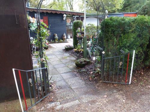 un jardín con puerta y pasarela en Ferienhaus Tanneneck, en Pottum