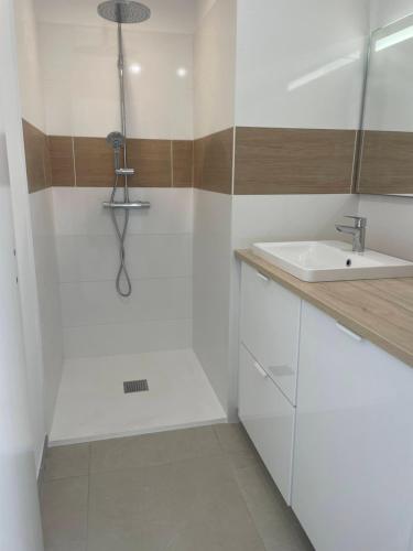 Kúpeľňa v ubytovaní 2 chambres et jardin à Bormes - Le Lavandou