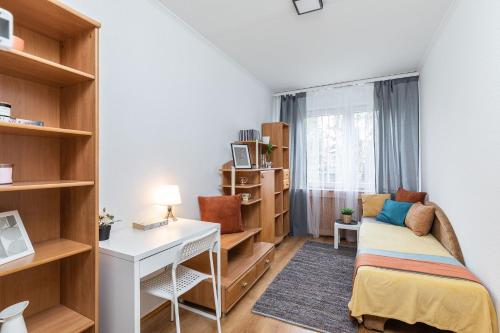 ワルシャワにあるSuperApart Pirenejska 20 ROOMSのベッドルーム1室(ベッド1台、デスク、窓付)