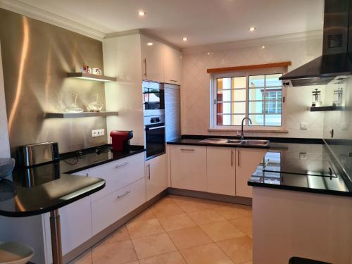 Η κουζίνα ή μικρή κουζίνα στο Homefield Gardens by HnM