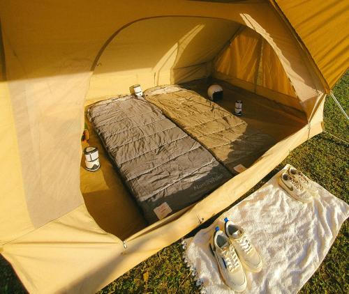 Giường trong phòng chung tại Cao Bang Eco Camping