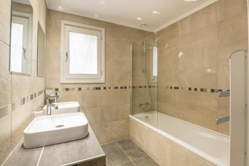 łazienka z umywalką i wanną w obiekcie Villa Cosy w mieście Moussan