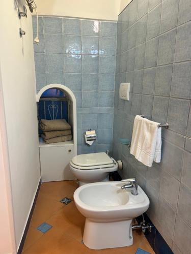 a bathroom with a toilet and a sink at Villa Hermosa Costiera Amalfitana in Amalfi