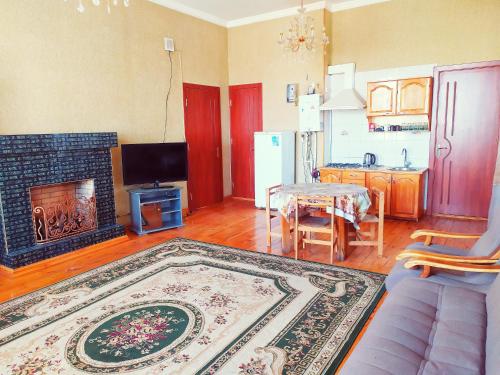 ein Wohnzimmer mit einem Sofa und einem Kamin in der Unterkunft KOSHGARI APARTMENT in Samarkand