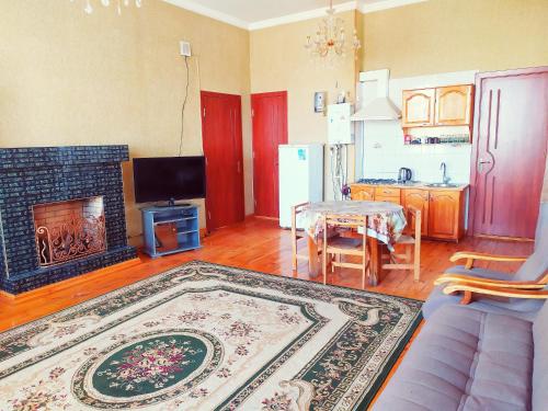 un soggiorno con divano e camino di KOSHGARI APARTMENT a Samarkand