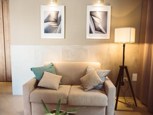 a living room with a couch and a lamp at B&B Casa di Gio' in Tiggiano