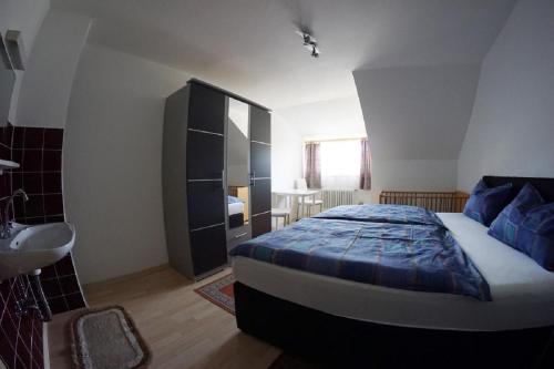 Ein Bett oder Betten in einem Zimmer der Unterkunft Ferienwohnung Jobst