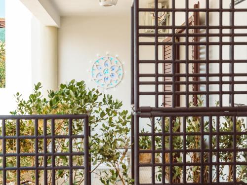 a gate in front of a building with plants at B&B Casa di Gio' in Tiggiano