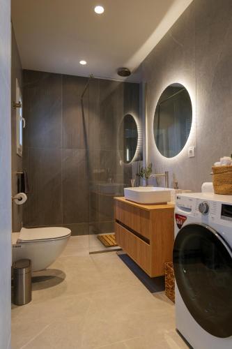Acropolis Deluxe 2BR Apartment
