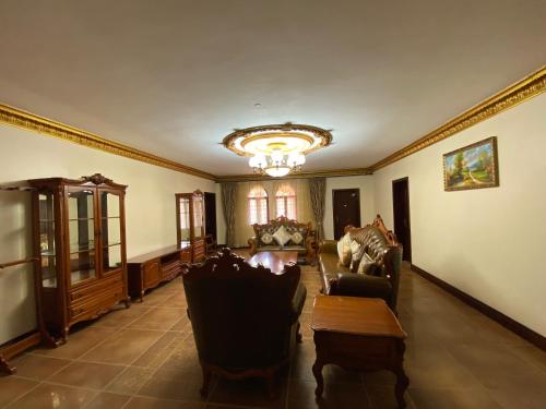 een woonkamer met banken en een kroonluchter bij 中华会馆(ZHONGHUAHUIGUAN) in Nairobi