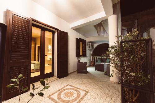 a hallway with a door leading to a bedroom at B&B Casa di Gio' in Tiggiano